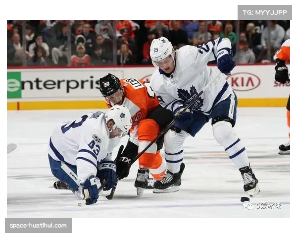 罕见镜头捕捉 NHL 赛前热身，父亲担任客队临时门将教练